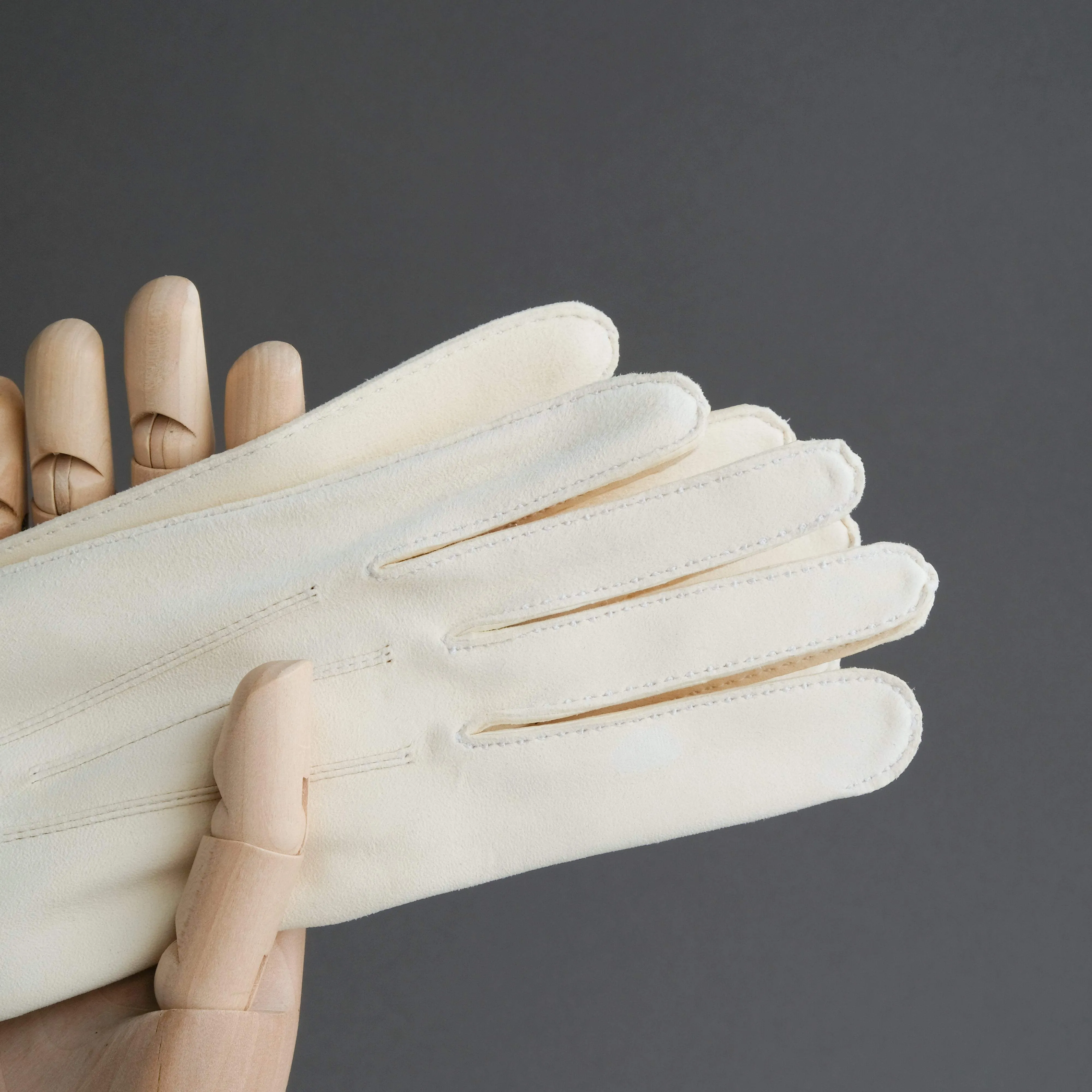 Ladies Wrist-Length Riding Gloves From Unlined Doeskin natural