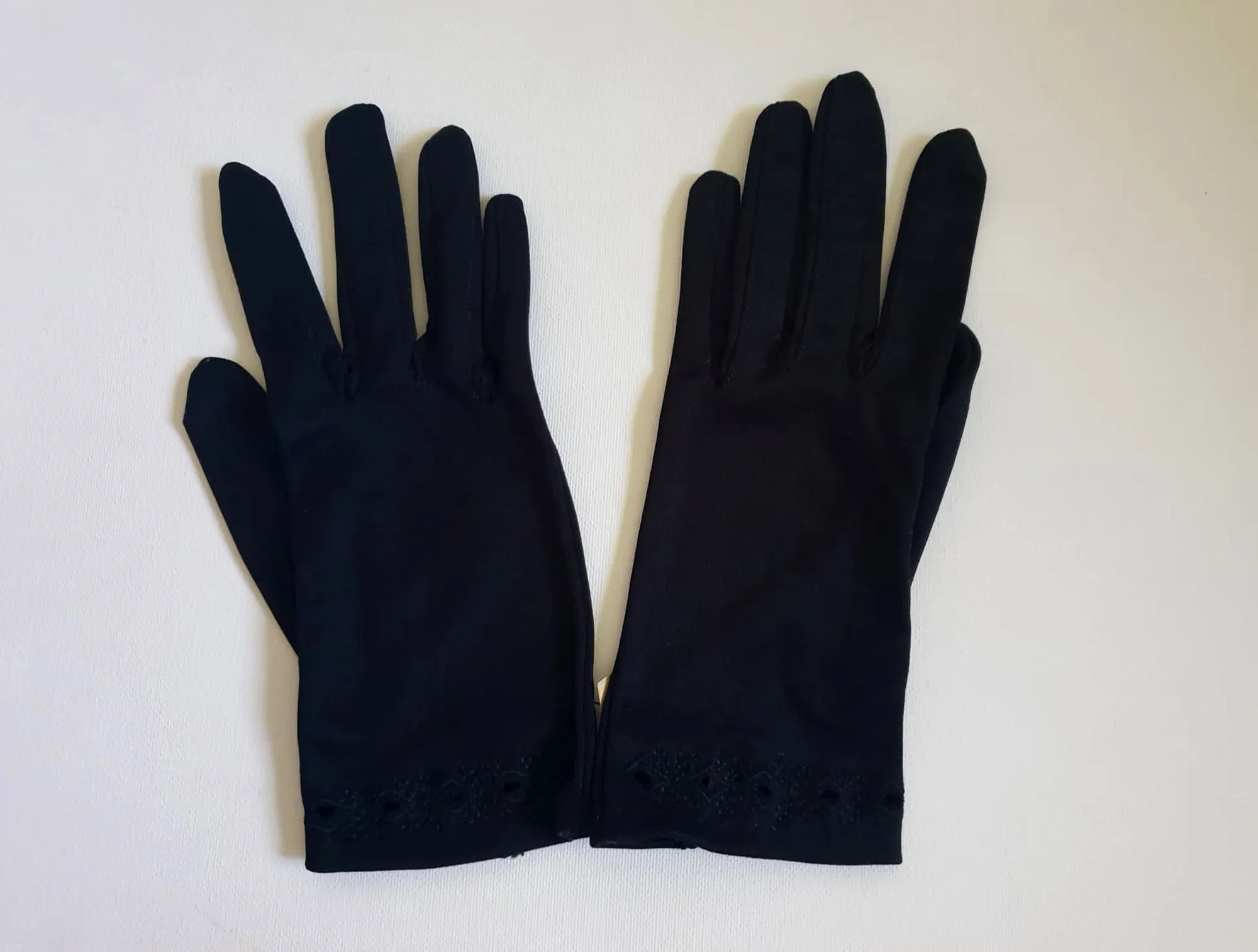 Short Black Gloves With Embroidered Edge by Kayser - New Old Stock - Size 6 1/2